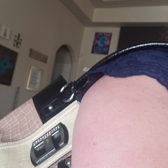 Guess medium pleather purse - Picture 7 of 7